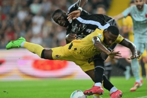 意大利杯赛程吃紧；纽约尼克斯冲刺阶段防线松动；引发热议；赛程密集仍需轮换的简单介绍-lol电竞比赛